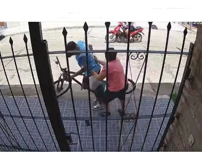 Momentos en que Marta intenta recuperar su celular.