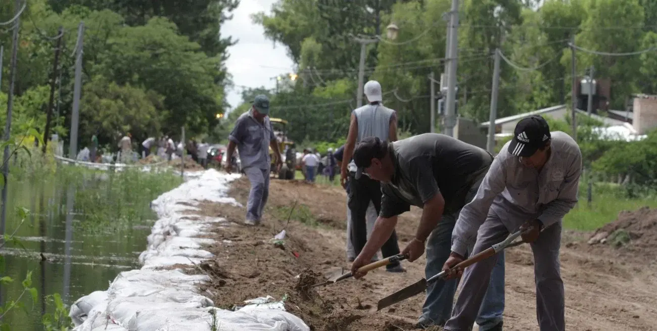 Hay zonas en las que se precisan defensas y refuerzos para evitar el avance del agua, como ocurrió en el sector oeste de Rincón Norte, en 2016. Mauricio Garín (archivo).