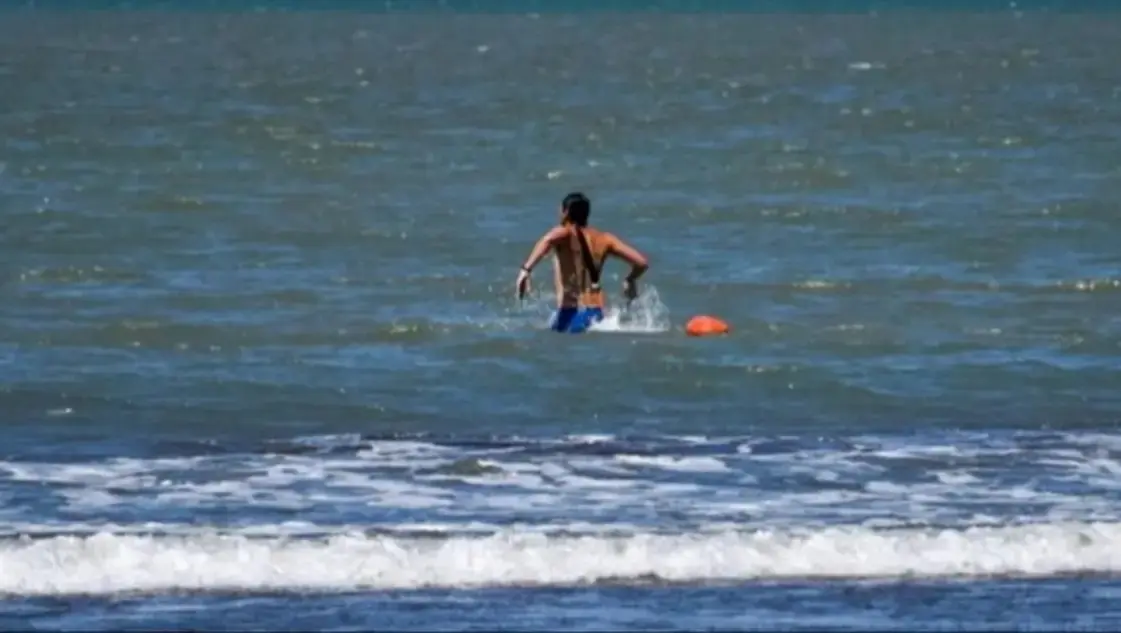 Recataron a dos hermanos que no podían salir del mar.