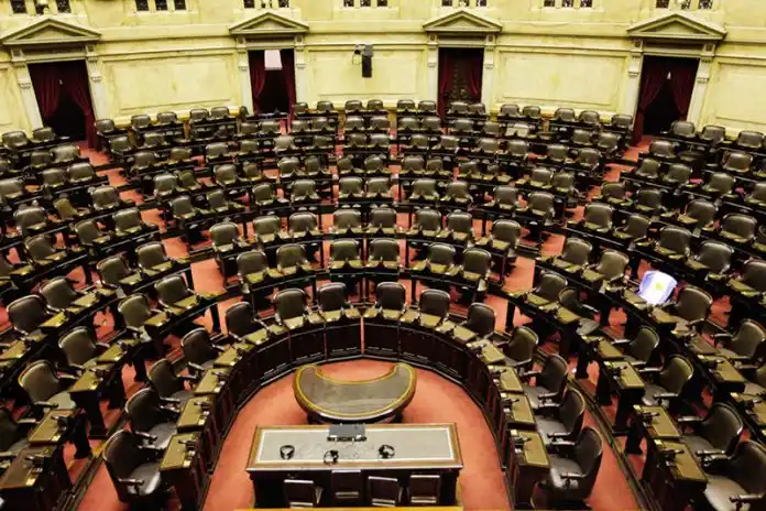 Atribuyen a Vidal una "cadena para terminar con los privilegios" de los legisladores