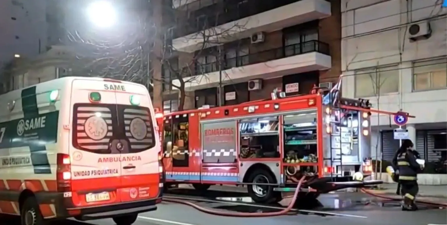 Un incendio se desató en un departamento ubicado en Coronel Díaz entre Cerviño y la avenida del Libertador.