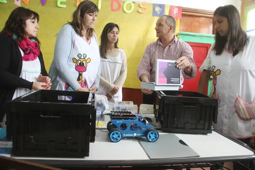 Entregaron kits de robótica en escuelas primarias de Lobería