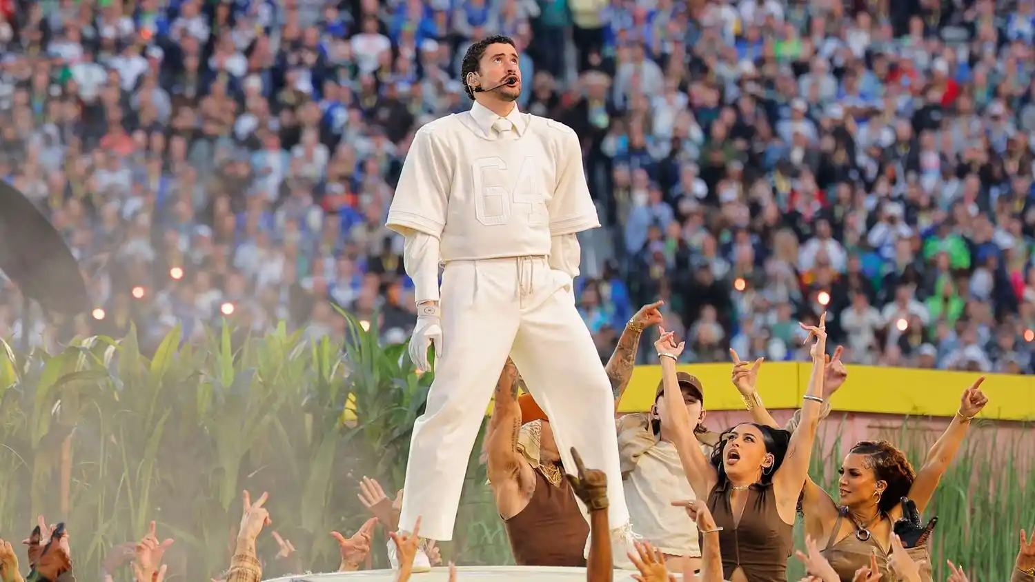 Bad Bunny mira al cielo durante su actuación en la Super Bowl REUTERS/Mike Blake