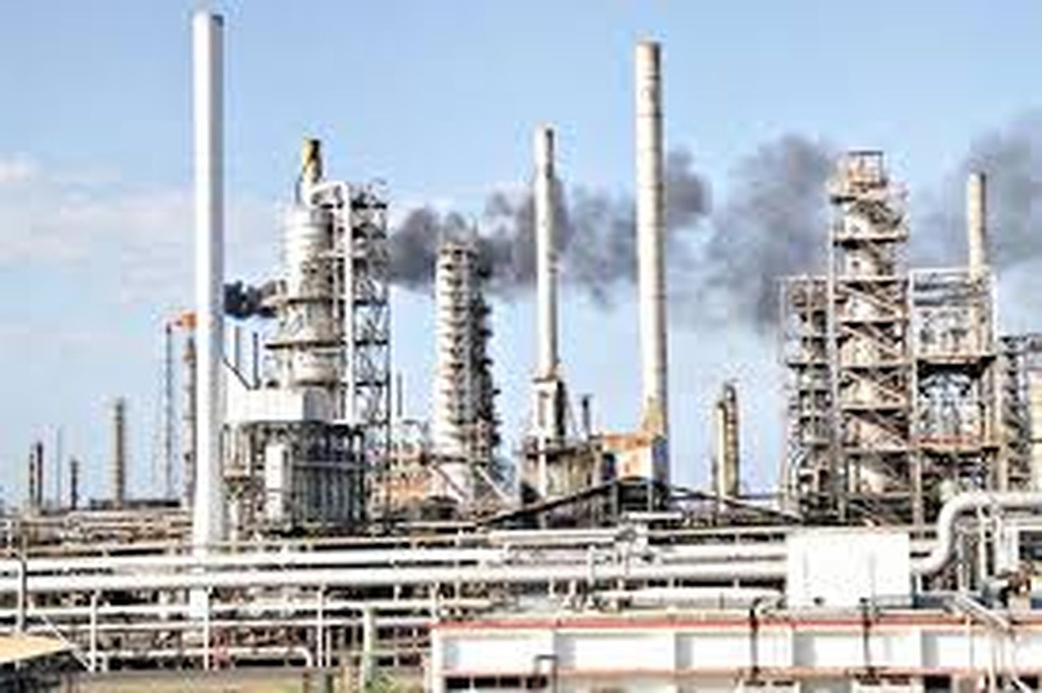 ¿JUSTIFICANDO LA INEFICIENCIA?: régimen denunció supuesto ataque contra refinería de Amuay “con arma larga poderosa”