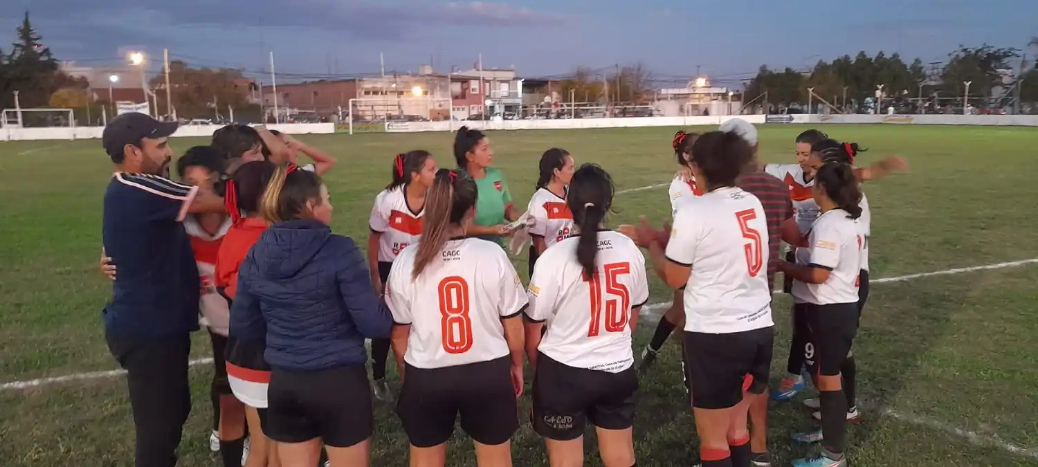 Mientras las chicas del plantel de Gualeguay Central preparan la vuelta olímpica, en Sociedad Sportiva tienen confianza y se dice que no está dicha la última palabra. En el partido de ida las rojinegras se impusieron por 2-1.