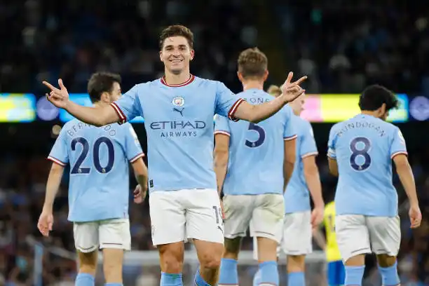 Doblete de Julián Alvarez para el City