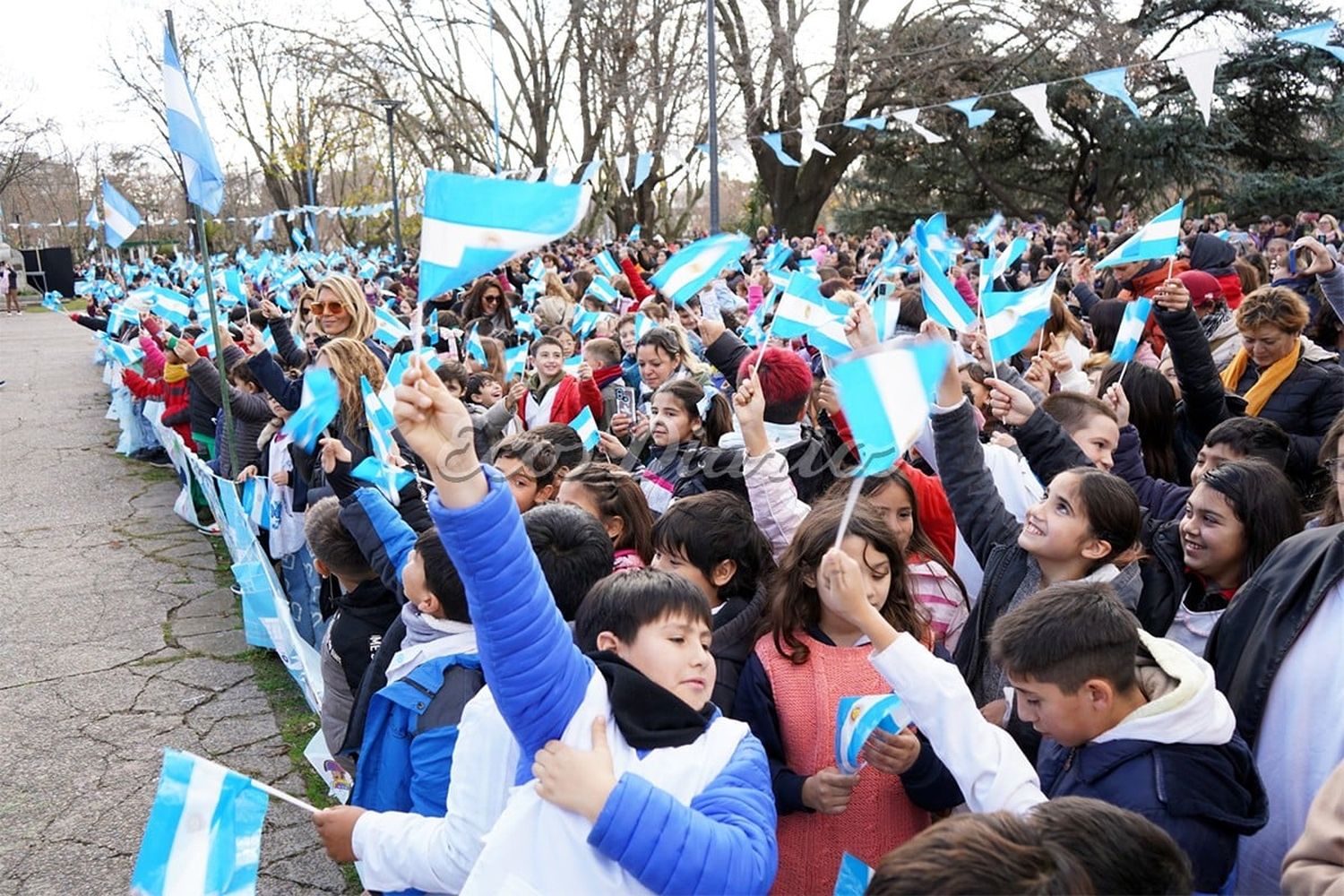 Con emoción, cientos de alumnos hicieron la promesa a la bandera en la Plaza