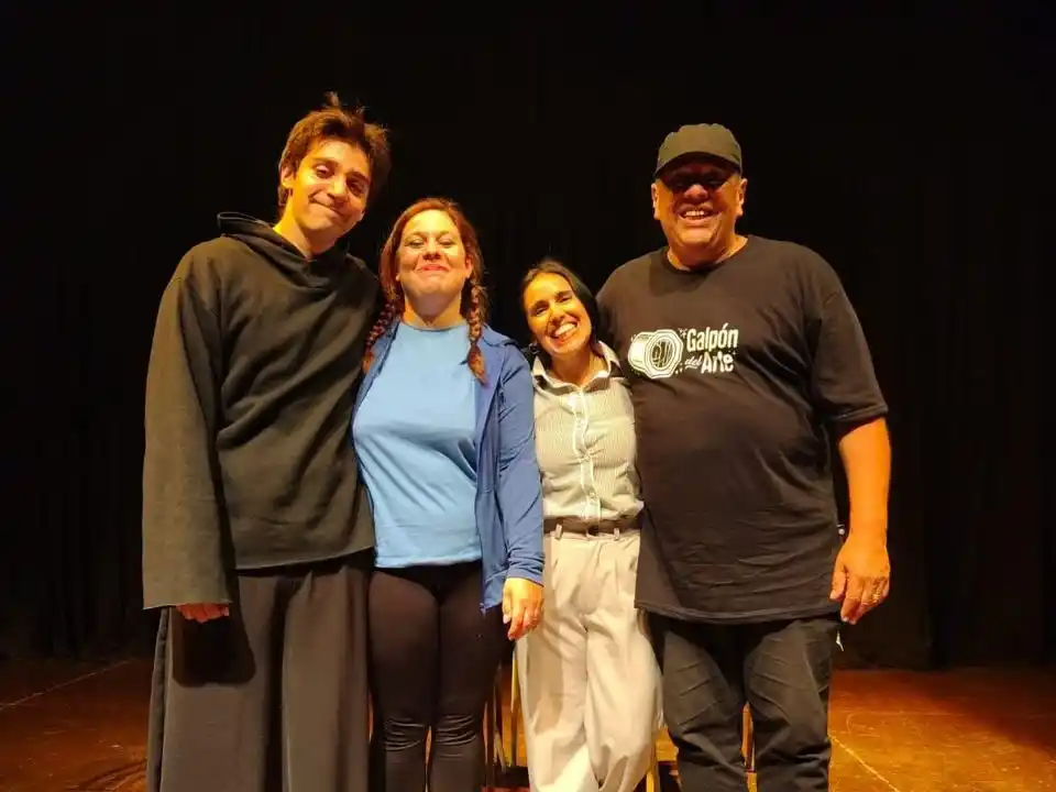 El director, Roque Carrasco (a la derecha) junto al elenco de Razones.