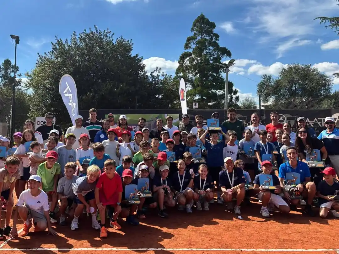 Foto final con delegaciones completas y organizadores.