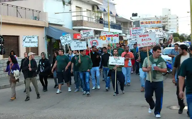 Los despedidos de RPB se movilizaron por el centro de la ciudad 