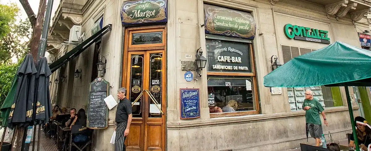 El Café Margot, emblema de Boedo y punto de encuentro de escritores, artistas y vecinos. Forma parte del circuito cultural de la visita guiada por el Día del Periodista.