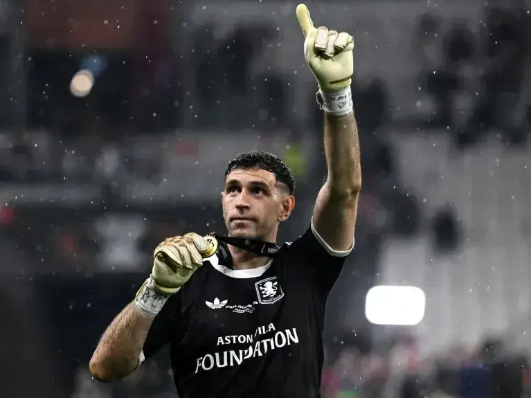 Dibu Martínez pasará del Aston Villa al Chelsea a cambio de 10 millones de dólares. Foto: Premier League
