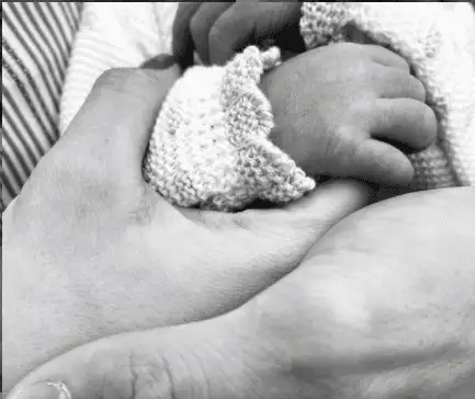 Con esta foto en Instagram, Stefanía Fernández anunció la llegada de su hijo. 