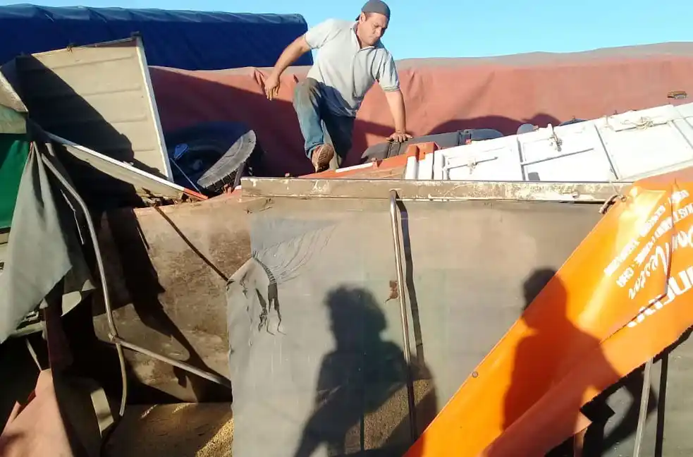 Dos camiones colisionaron en Ruta 10 y quedaron personas atrapadas