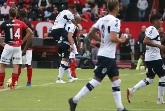 Newell’s no aguantó la ventaja y quedó eliminado ante Gimnasia