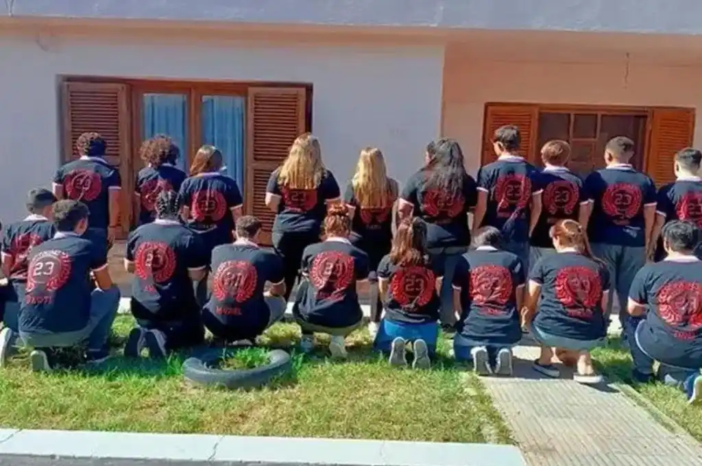 Conmovedor gesto: un nene murió de cáncer a los 6 años y sus compañeros le hicieron la remera de egresados en homenaje