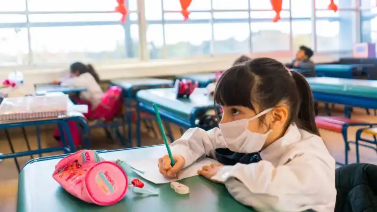 Oficializan el uso optativo del barbijo en escuelas de la provincia de Buenos Aires