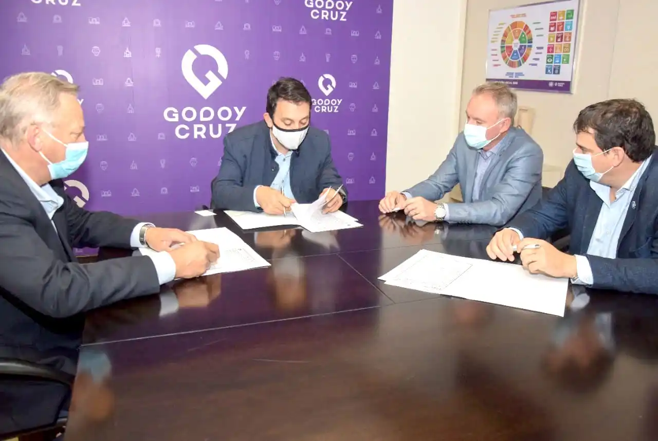 Cavagna realizó un viaje institucional a Mendoza