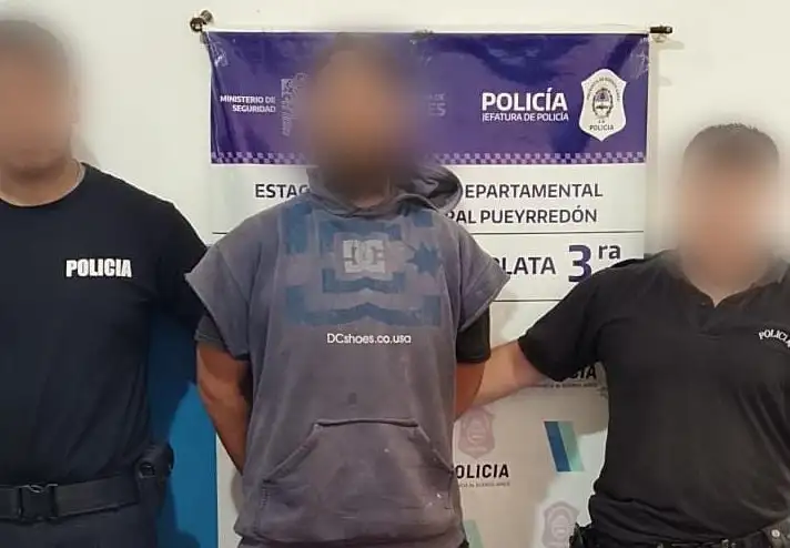 Al llegar la policía, el sujeto se encontraba violento y exaltado.