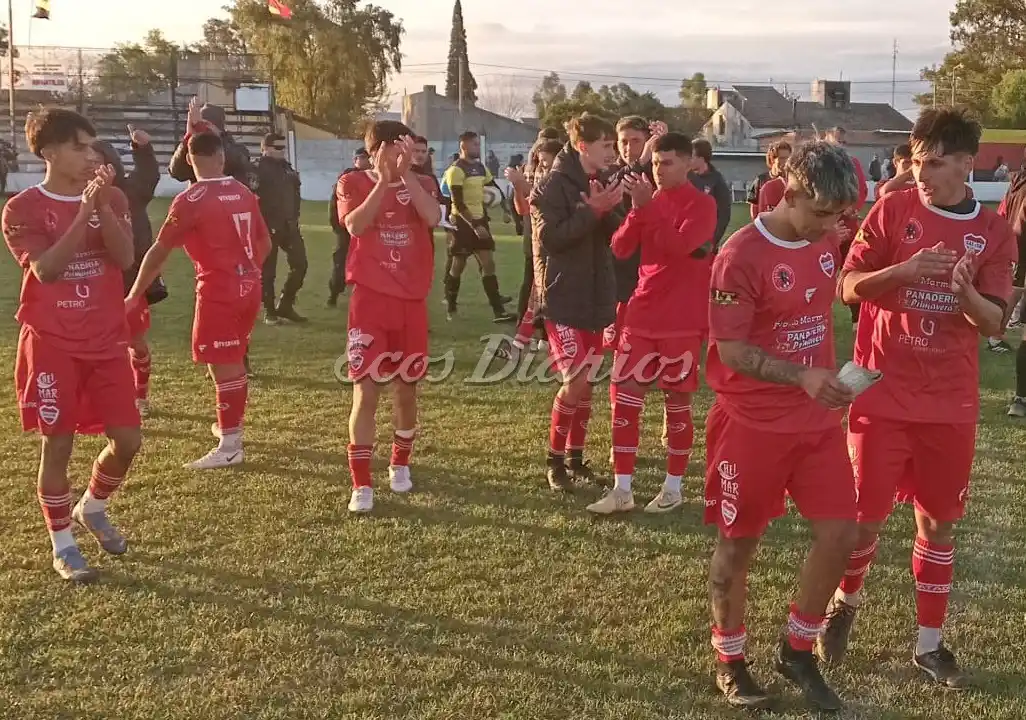 Manos arriba. Los jugadores de Mataderos saludan a la gente