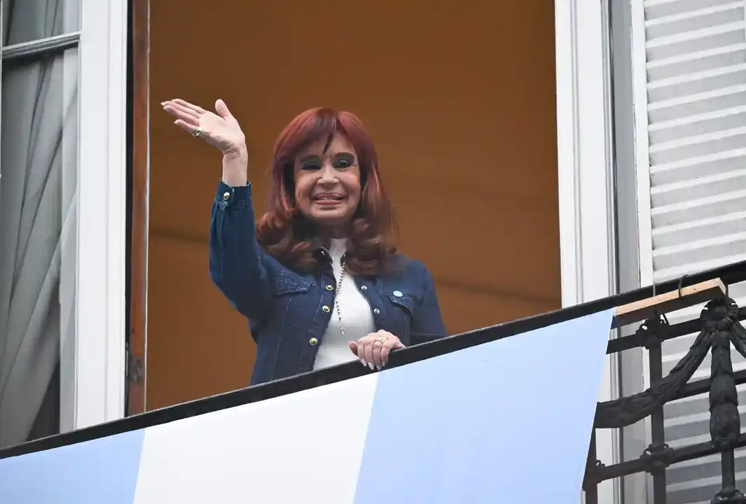 La ex presidenta Cristina Kirchner, en el balcón.