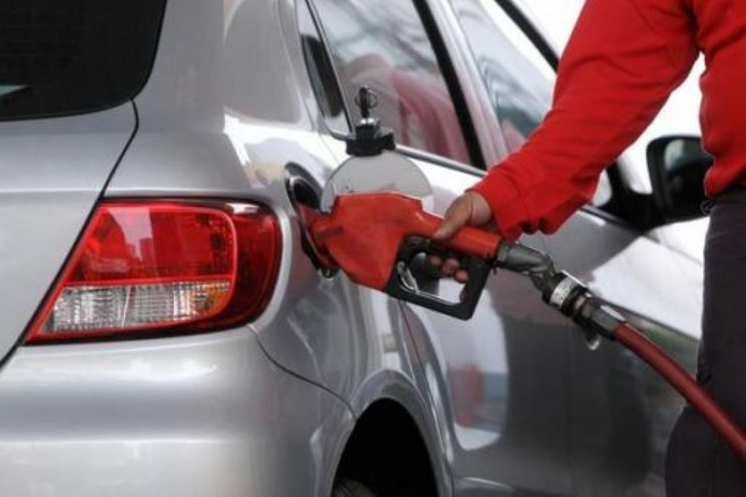 Aranguren relativizó la suba del combustible