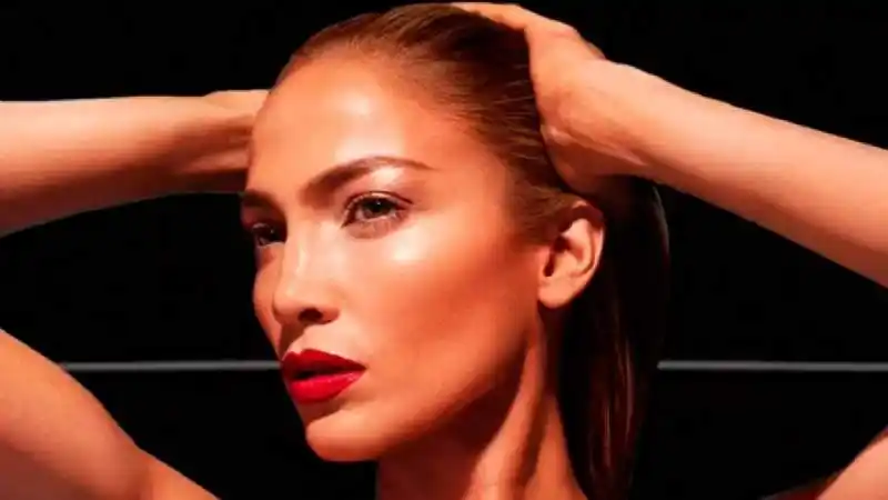 Jennifer López mostró sus abdominales trabajados a los 50 años