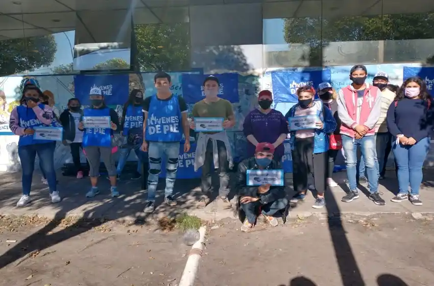 Educación virtual: jóvenes fueron hasta el Consejo Escolar para pedir una solución a la falta de conectividad