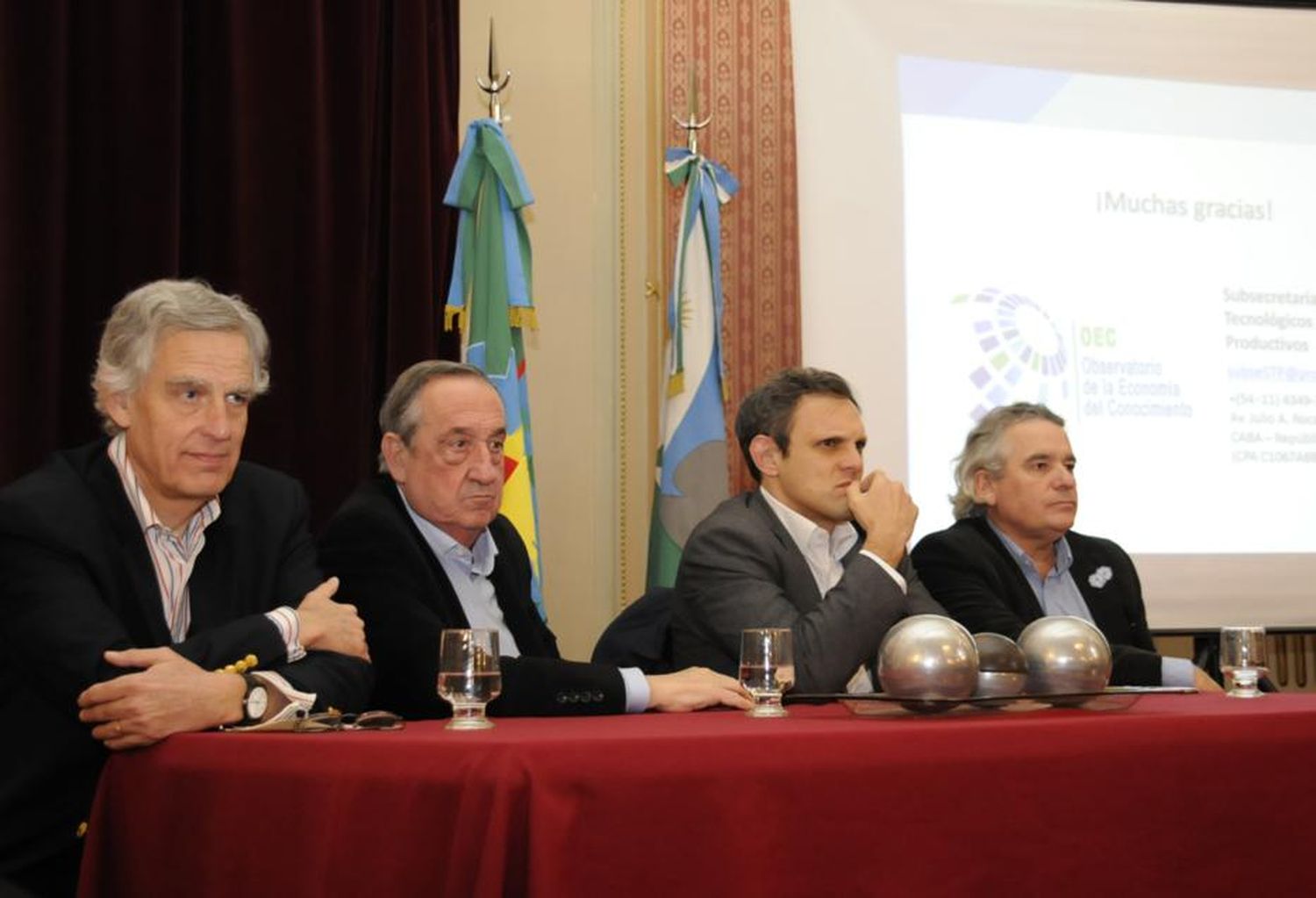 Referentes del software definen las políticas para el despegue