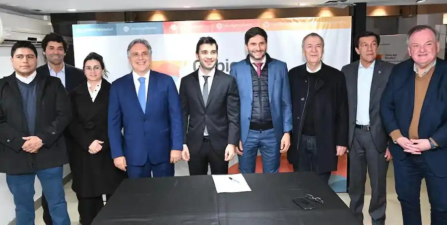 Cinco gobernadores y el exgobernador Juan Schiaretti lanzaron la semana pasada un nuevo espacio nacional, que ahora tiene nombre: Provincias Unidas.