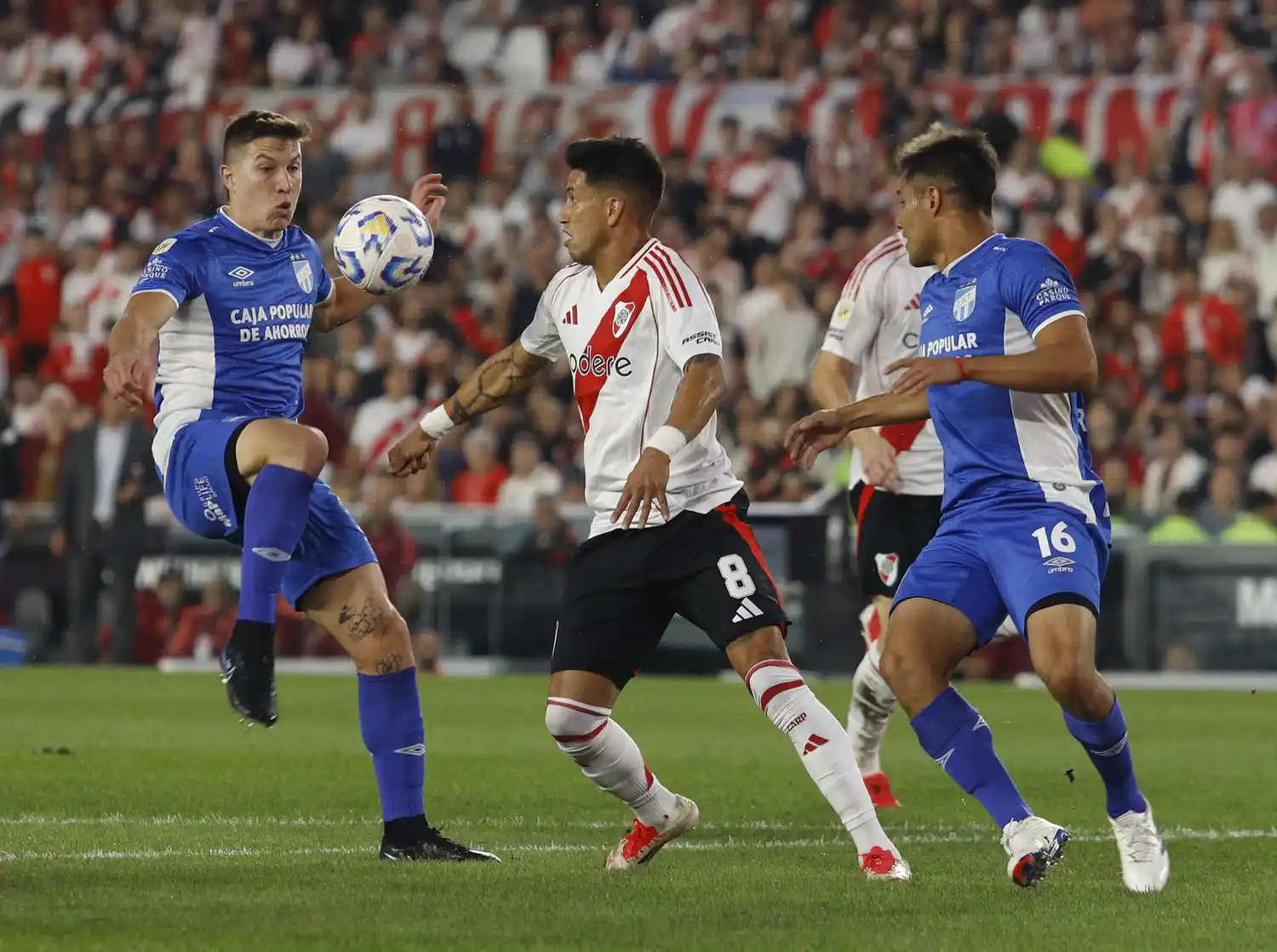 Meza busca ganarse un lugar en River.