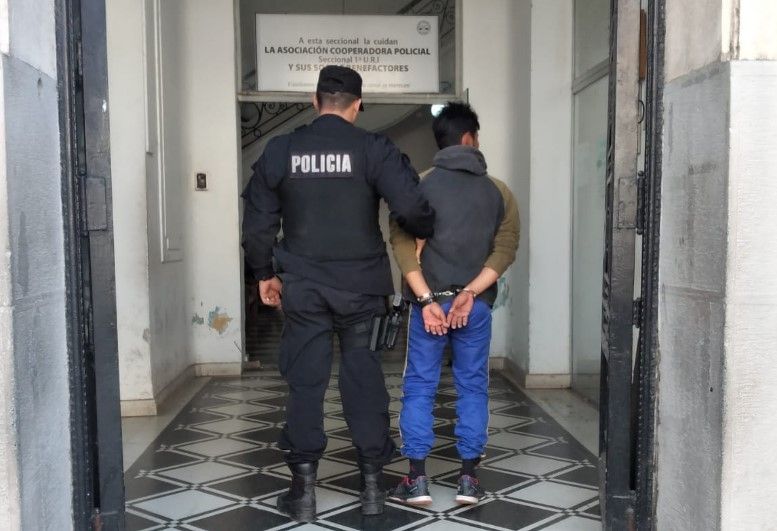 El caso está en manos de la fiscal Rosana Peresín, quien dispuso que el vendedor ambulante permanezca tras las rejas y que sea identificado por "daño y amenazas".
