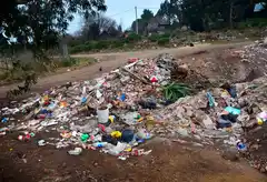 Vecinos reclaman soluciones por un lote que se transformó en un basural