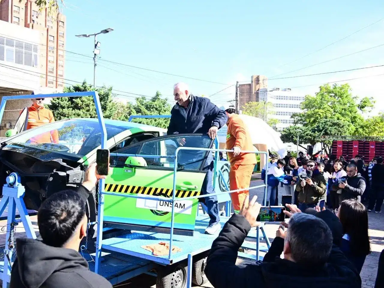 El municipio llevó la seguridad vial al Paseo con un simulador de vuelcos y clases de RCP
