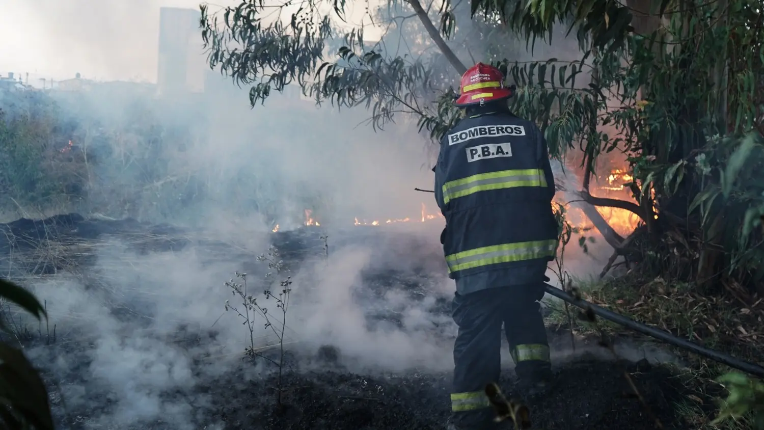 Otra vez. Los bomberos tuvieron que desdoblarse para enfrentar las llamas en distintos escenarios