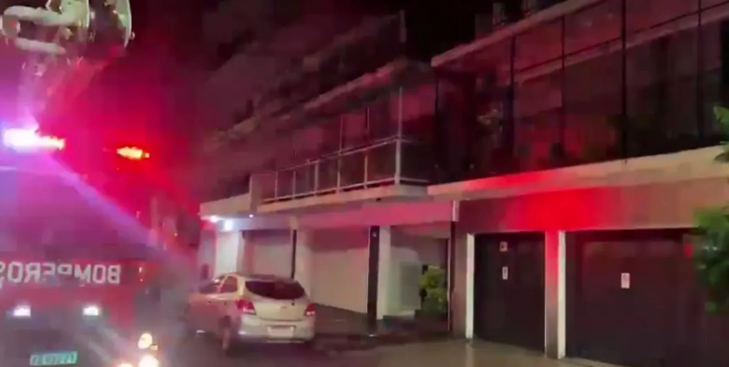 Los bomberos constataron que el foco ígneo se había generado en un departamento del segundo piso.