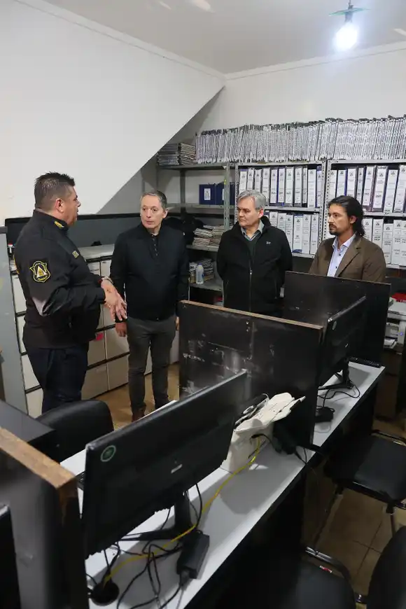 Esteban Echeverría: Fernando Gray entregó mobiliario a la DDI local