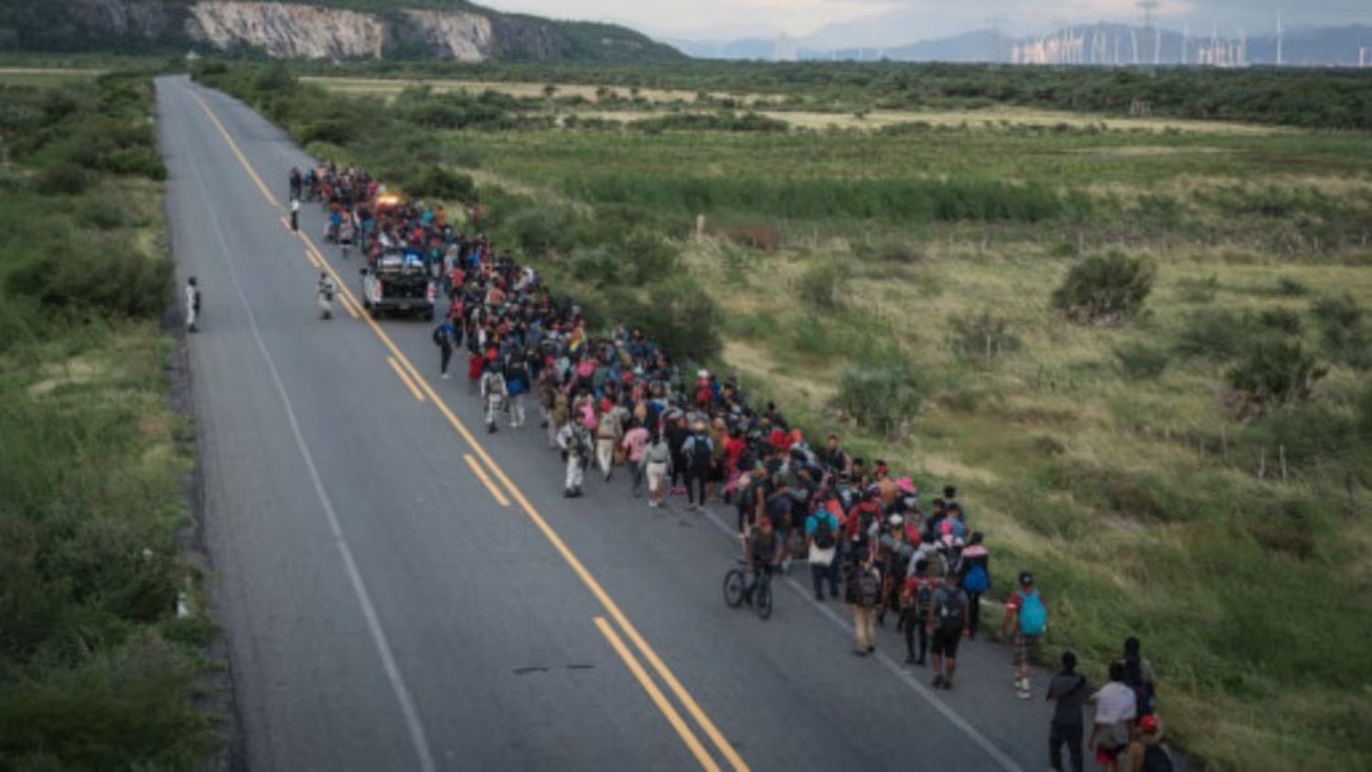 Caravanas de migrantes atraviesan México para entrar a Estados Unidos antes de que asuma Trump