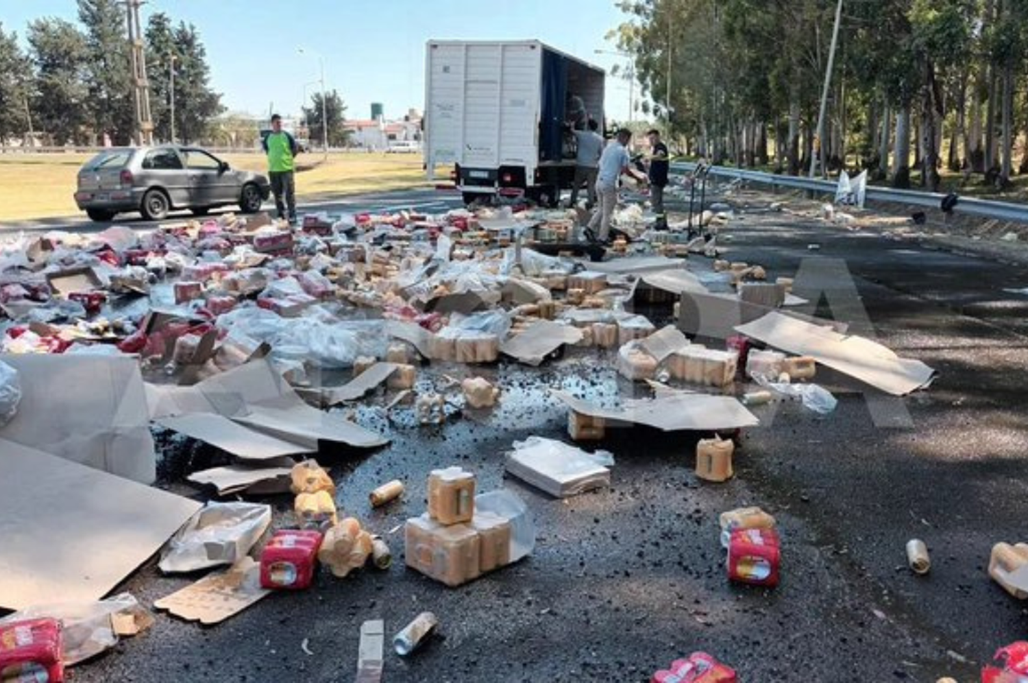 Las latas quedaron diseminadas sobre el pavimento.