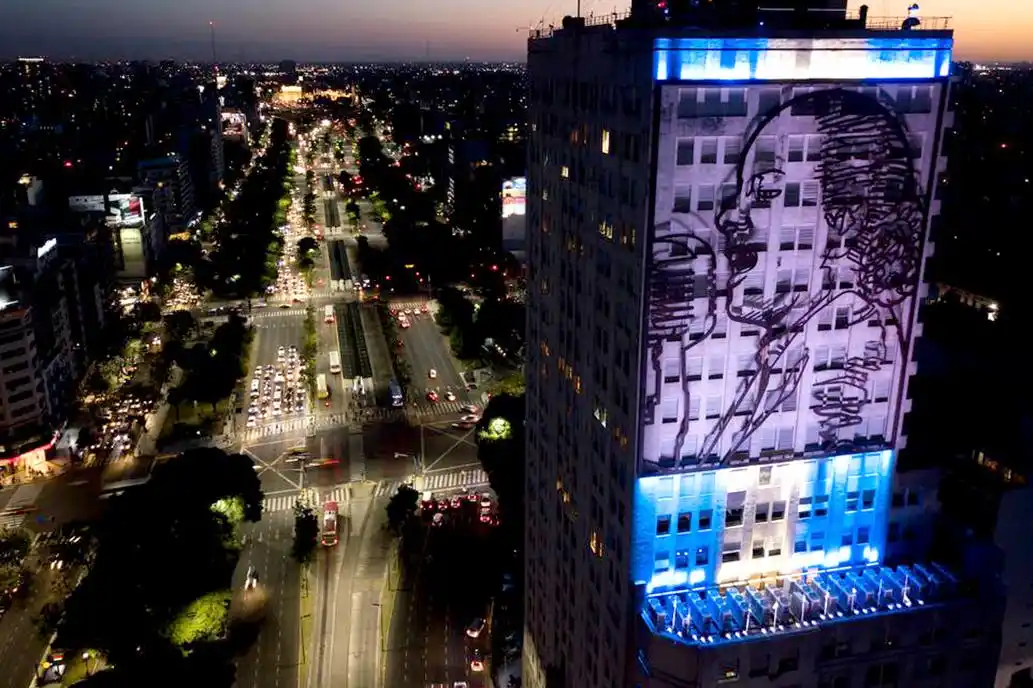 La Vicegobernadora celebró que vuelvan a encender mural de Evita tras 4 años