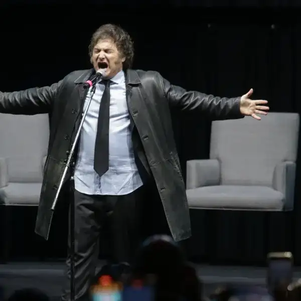 Milei presentó su libro en el Luna Park y cantó "Panic Show" para abrir su discurso