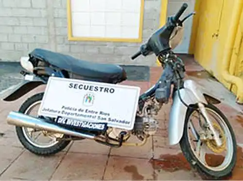 Le robaron a una vecina su moto, los detuvieron en General Campos