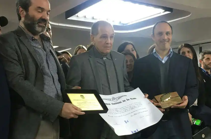 Emotivo reconocimiento a Alejandro Sabella en La Plata