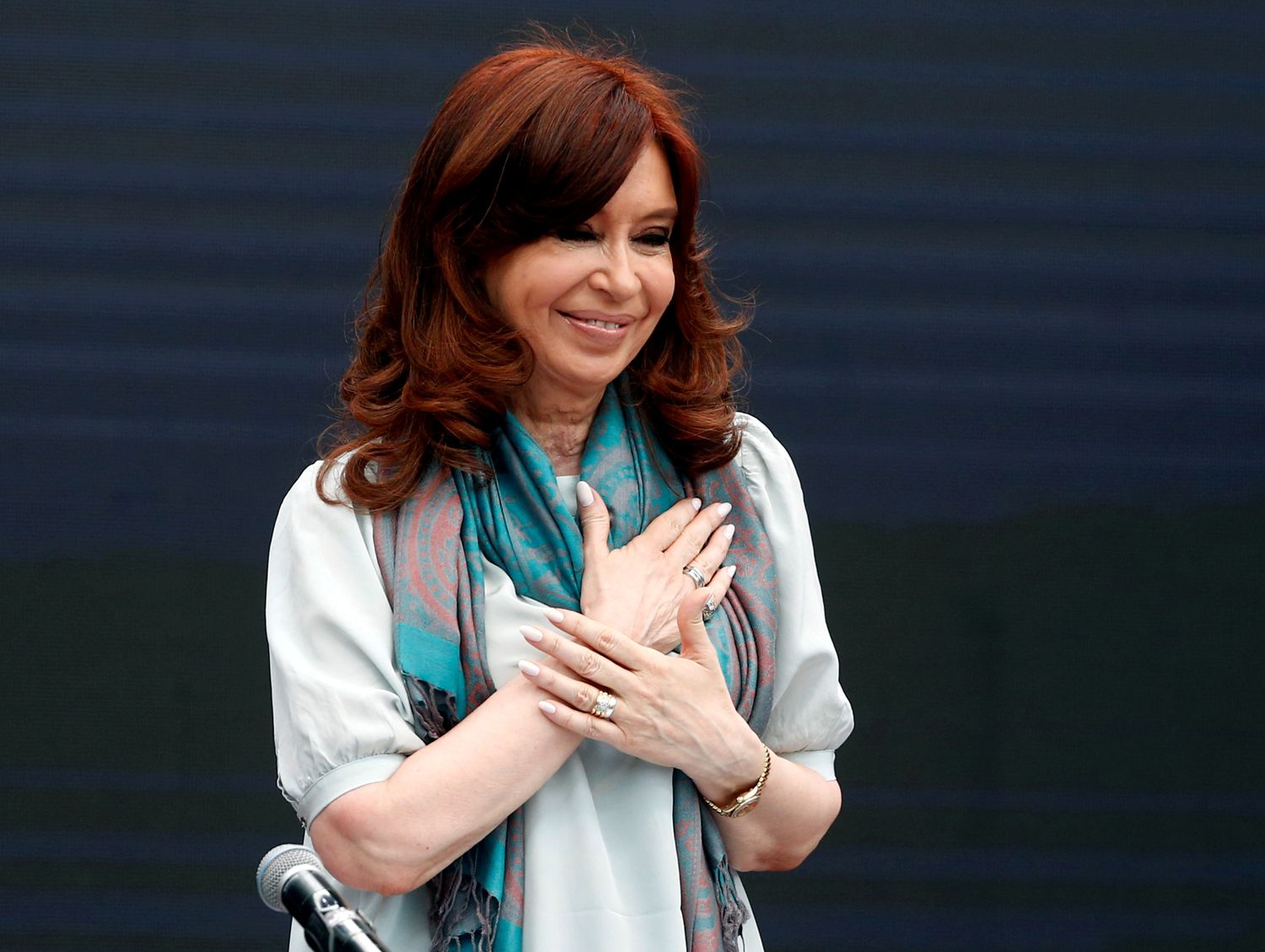 Cristina elude referirse a candidatura, llama a «contrato social»