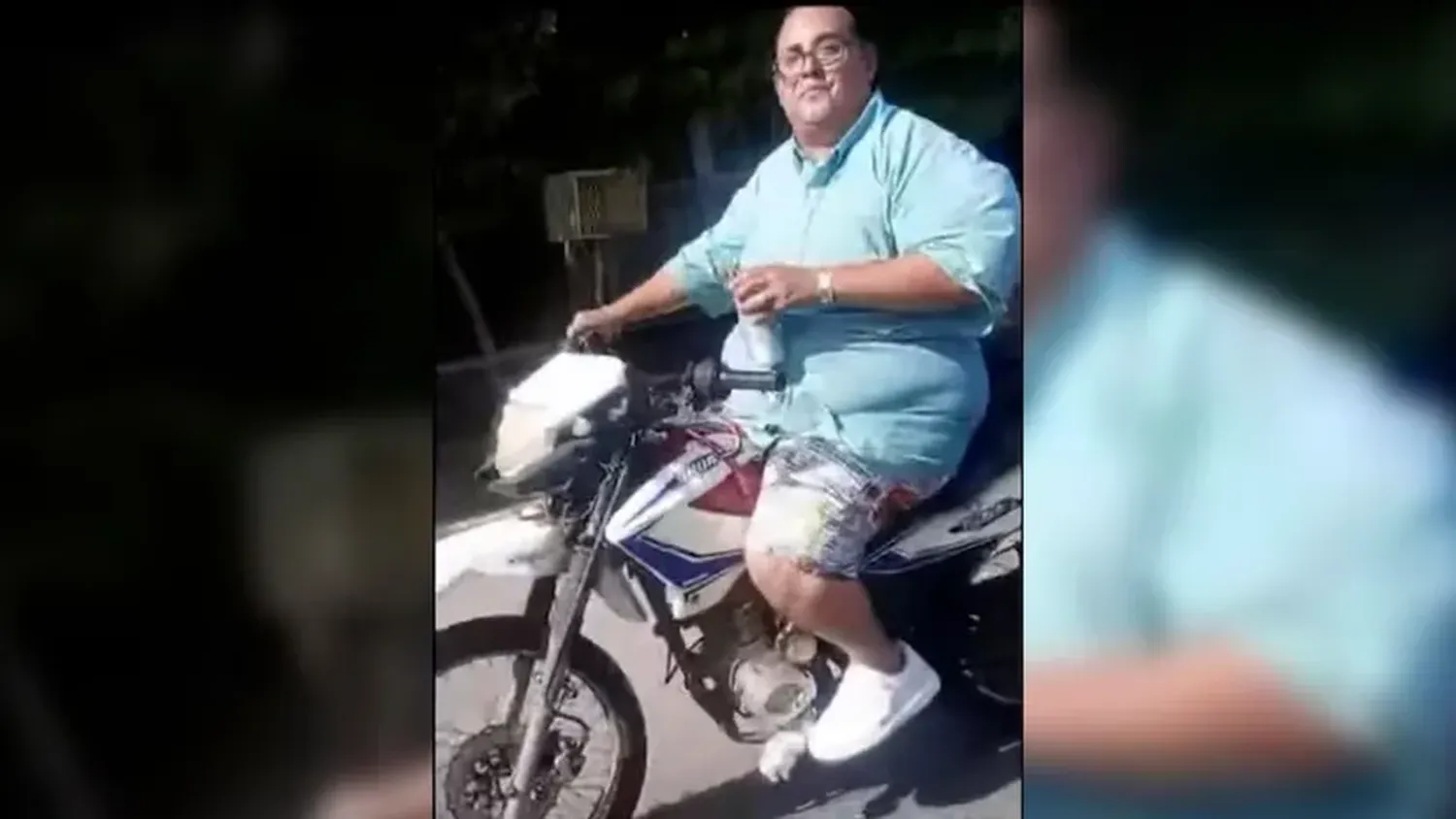 Escracharon a un agente de tránsito que fue visto manejando en moto sin casco y con una lata de cerveza en la mano