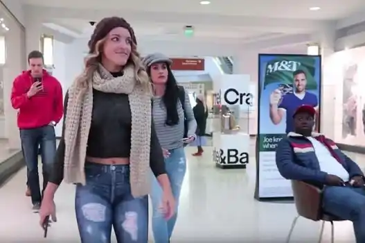 Video: modelo desnuda y con body paint se pasea por un shopping