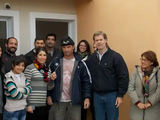 Piaggio entregó tres viviendas construidas por Cooperativas