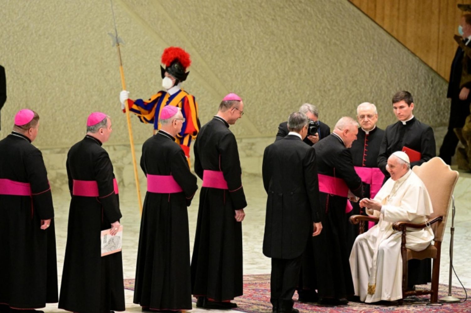 El papa Francisco pidió disculpas por tener que dar la bendición “sentado”