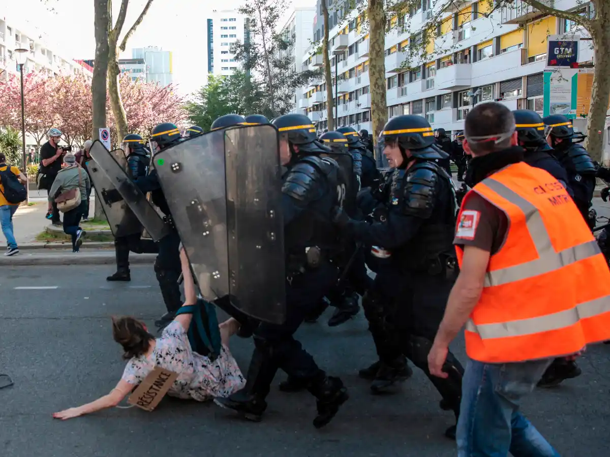 Francia: miles de personas se manifestaron contra Macron 