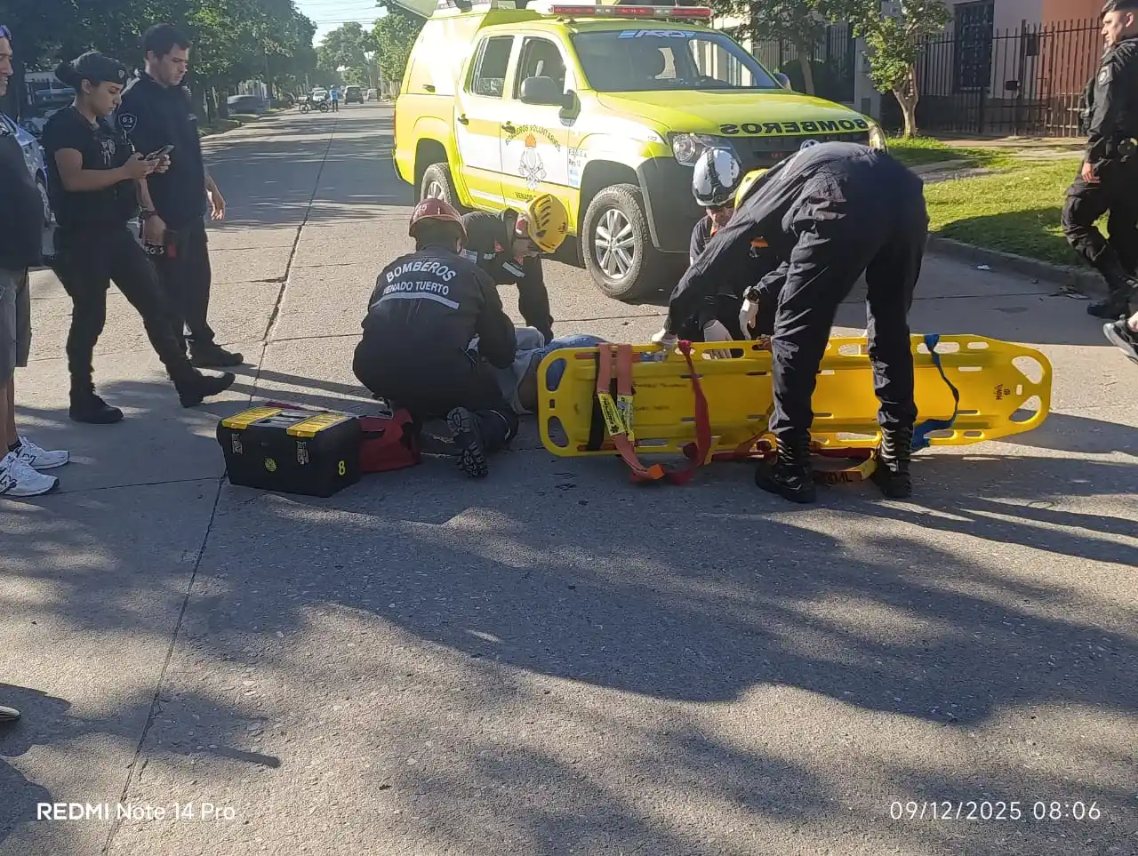 Personal de bomberos trabajando en la atención del paciente.